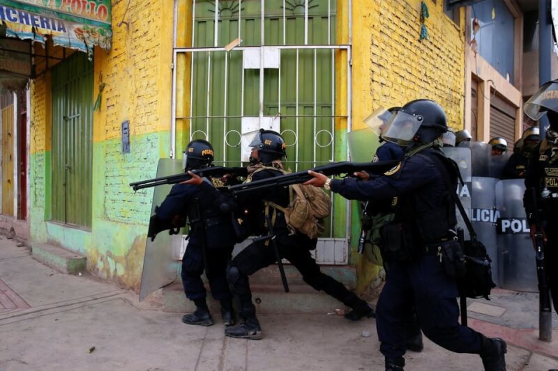 圖為8日秘魯警察前往示威現場。（路透社）