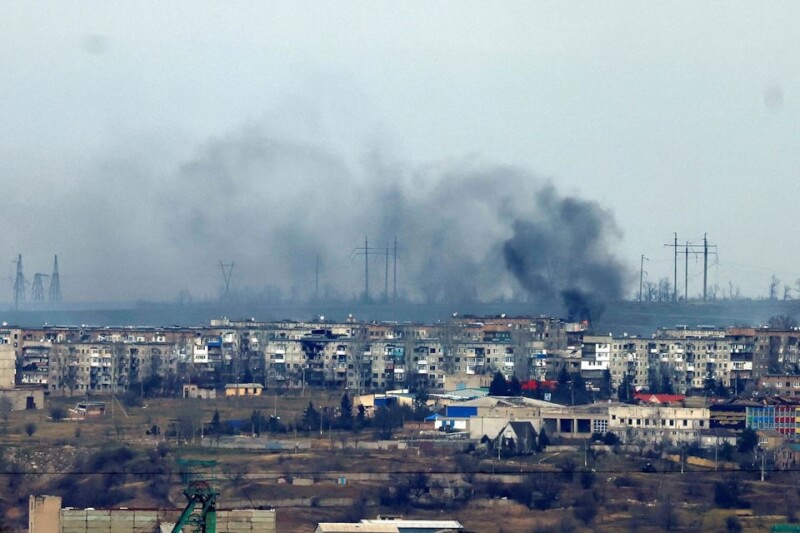 俄羅斯持續進攻烏克蘭，5日從烏克蘭巴赫姆特可以看到前線城市蘇勒答爾（圖）因空襲而升起濃煙。（路透社）