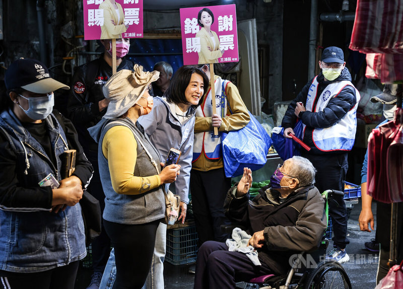 國民黨台北市第3選區立委補選當選人王鴻薇（前左3）11日上午前往大直市場謝票，與民眾寒暄、互動。中央社記者趙世勳攝　112年1月11日