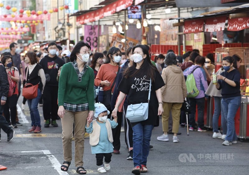 國內11日新增2萬5245例COVID-19本土個案。圖為民眾戴口罩在台北迪化街逛街。（中央社檔案照片）