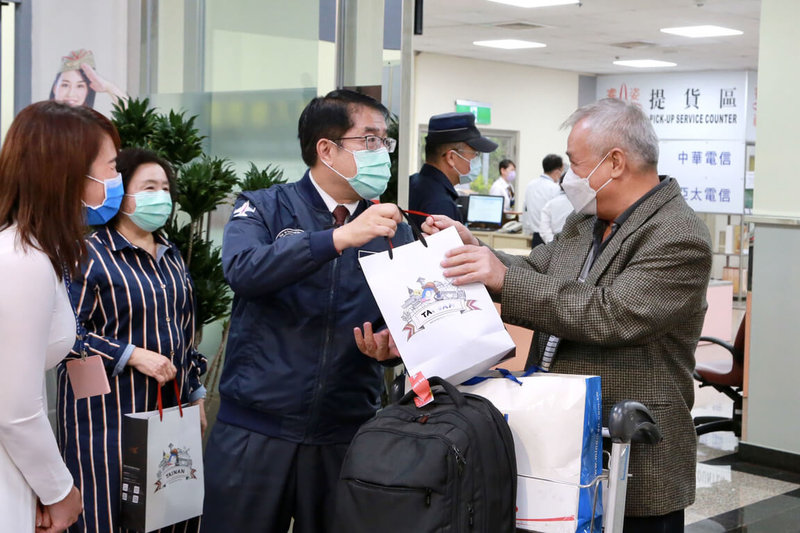 疫情解封，國門重啟，台南機場11日下午迎來首班國際航機，台南市長黃偉哲（中）在機場入境大廳分送旅客伴手禮，歡迎他們來到台南。（台南市政府提供）中央社記者張榮祥台南傳真  112年1月11日