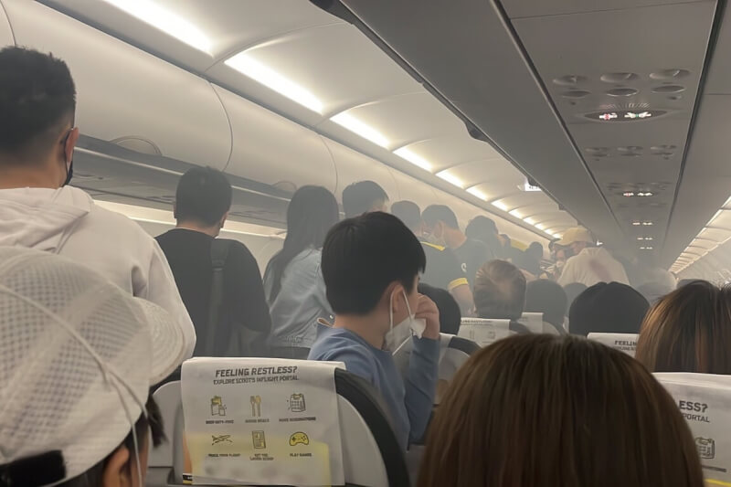 桃園機場一架新加坡酷航班機10日晚間準備起飛時，疑因旅客行動電源閃燃在機艙內引發火勢，空服員立即滅火，雖然火勢不大，但是煙很多也聞到燒焦味。（旅客郭小姐提供）中央社記者吳睿騏桃園機場傳真 112年1月11日