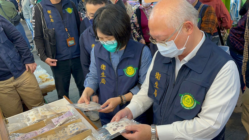 高雄市衛生局11日會同市府主任消保官、農業局及衛福部食藥署南區管理中心等，前往三鳳中街年貨大街執行年節食品聯合稽查，除查核107家店家食品標示、肉品原產地標示，也以研製的皂黃及過氧化氫試劑執行豆製品快篩，共同為民眾春節飲食安全把關。（高雄市衛生局提供）中央社記者洪學廣傳真  112年1月11日