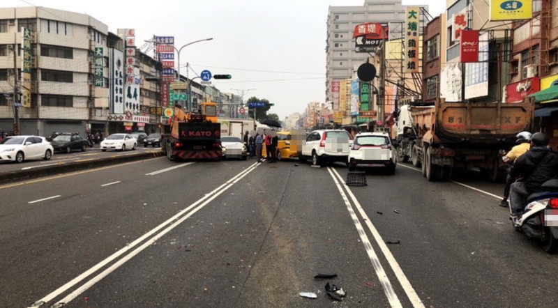 高雄陳姓男子11日上午駕駛卡車起重機沿鳳屏一路東向西直行，但行經仁愛路口時疑未注意車前狀況，追撞停等紅燈的10輛自小客車，2人受傷送醫。（高雄市林園警分局提供）中央社記者洪學廣傳真  112年1月11日