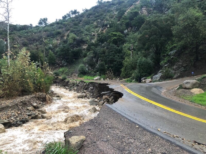 美國加州近日遭暴雨侵襲，至少16人死亡，蒙特斯托鎮道路被洪水摧毀。（圖取自twitter.com/montecitofire）