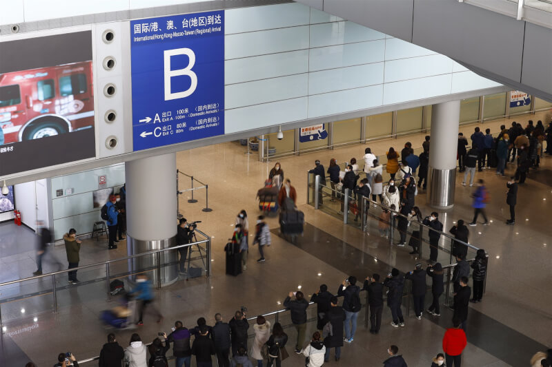 中國駐日本大使館29日宣布，即日起恢復審發日本公民赴華普通簽證。圖為8日北京機場入境大廳。（中新社）