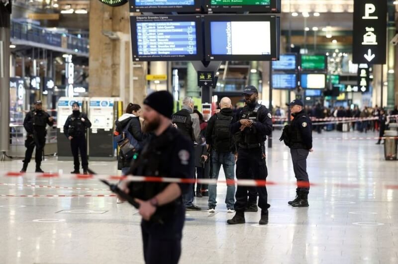 法國國鐵巴黎北站11日發生攻擊事件，警方隨後在現場圍起安全邊界。（路透社）