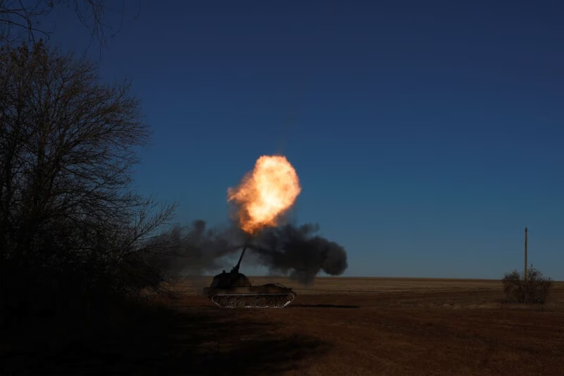 圖為11日鄰近烏克蘭東部鹽礦城鎮蘇勒答爾的烏軍戰車。（路透社）