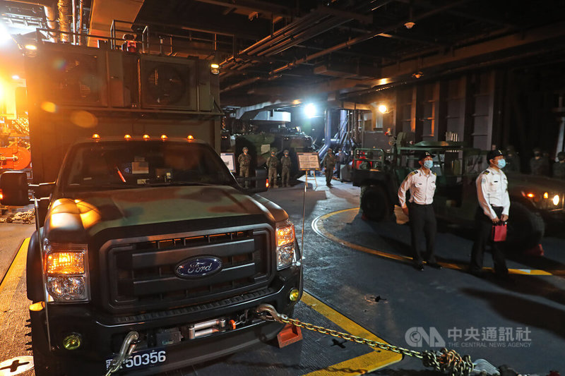國防部12日邀請媒體赴高雄左營參觀兩棲船塢運輸艦玉山艦,玉山艦內擁有龐大的塢槽乾區,可裝載多輛AAV-7兩棲突擊車、重型車輛、悍馬車等載具。中央社記者裴禛攝 112年1月12日