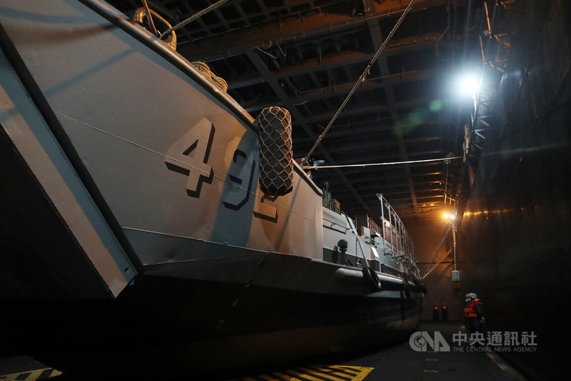 海軍首艘兩棲船塢運輸艦玉山艦目前正執行成軍訓練中,12日首次曝光內部,其中塢槽乾區裝載能力龐大,可容納多輛軍用載具。圖為LCU通用登陸艇。中央社記者裴禛攝 112年1月12日