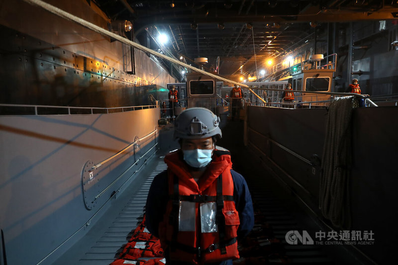 國防部12日邀請媒體赴高雄左營參觀兩棲船塢運輸艦玉山艦,塢艙裝載LCM高速鋁合金機械登陸艇等多項載具,其井圍甲板可注水,供兩棲載具及艦艇直接出艙下水。中央社記者裴禛攝 112年1月12日