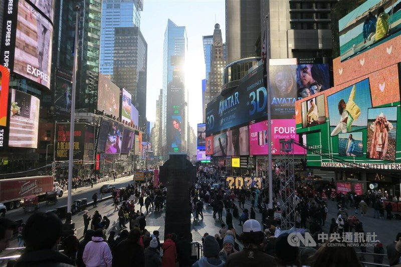 圖為去年12月31日，紐約時報廣場觀光客回流。（中央社檔案照片）