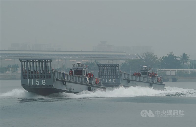 國軍12日在高雄左營進行112年春節加強戰備訓練,首度開放參觀兩棲船塢運輸艦「玉山軍艦」,隨艦的LCM高速鋁合金機械登陸艇平時執行兩棲演訓及重型機具與物資運送等任務,圖為參訪媒體實際體驗LCM艇航渡。中央社記者裴禛攝 112年1月12日