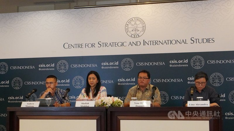 印尼戰略與國際問題研究中心（CSIS）11日回應印尼外長外交政策演說，認為未提到南海議題及台灣、南北韓等區域緊張局勢。圖為CSIS高級研究員夏菲亞（左2）及執行主任尤塞（左3）出席記者會。中央社記者李宗憲雅加達攝  112年1月12日