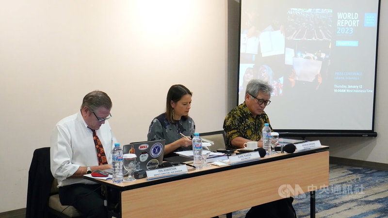 非政府組織「人權觀察」12日在雅加達召開記者會，公布年度人權報告。亞洲區副主任羅伯森（Phil Robertson）（左）、亞洲區主任皮爾遜（Elaine Pearson）（中）及資深研究員安德瑞亞斯（Andreas Harsono）。中央社記者李宗憲雅加達攝  112年1月12日