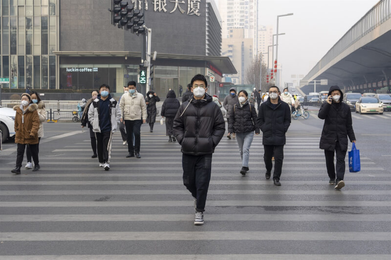 圖為3日河南鄭州街頭民眾皆戴著口罩。（中新社）