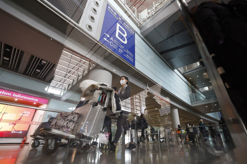 中國國家移民管理局11日宣布，暫停韓、日公民到中國的過境免簽政策。圖為8日北京國際首都機場入境旅客。（中新社）