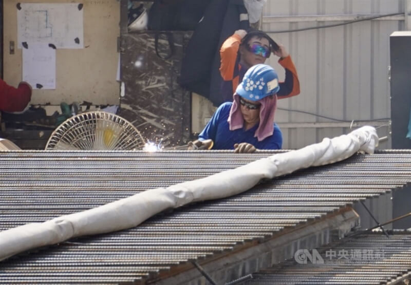圖為高雄市鳳山區營造業勞工工作情形。（中央社檔案照片）