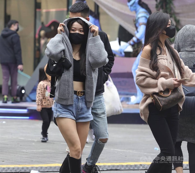 氣象局表示，14日上半天偏熱，高溫上看攝氏30度。圖為台北市信義商圈逛街民眾。（中央社檔案照片）