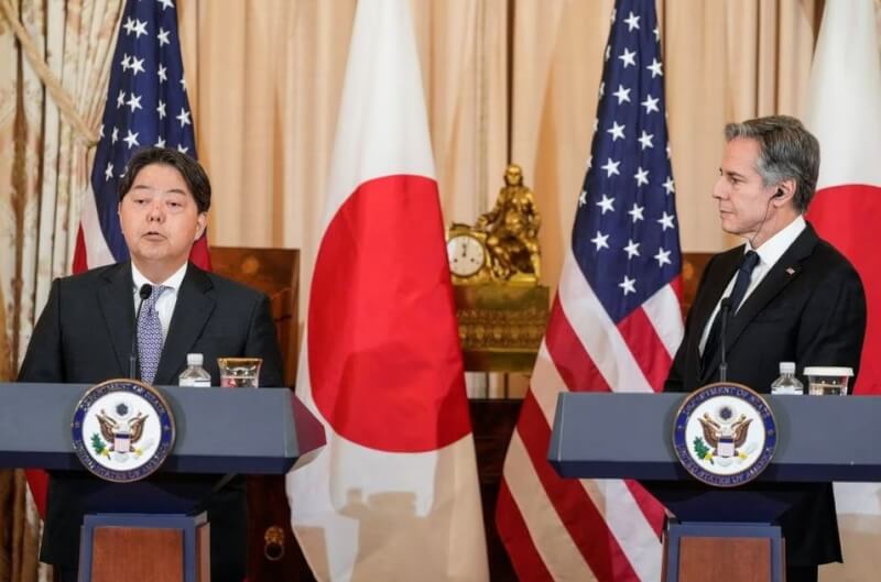 美國國務卿布林肯（左）、國防部長奧斯汀、日本外務大臣林芳正（右）、日本防衛大臣濱田靖一12日在華府召開2加2會談。（路透社）