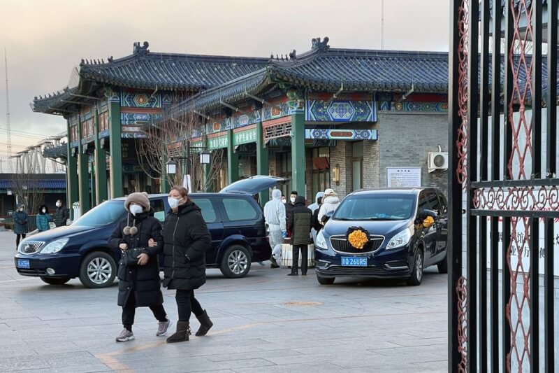 中國疫情真實數據不透明，WHO官員更指中國嚴重低報死亡人數。圖為去年12月17日北京殯儀館工作人員穿著防護衣協助喪葬事宜。（路透社）