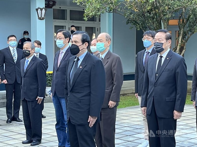 前總統蔣經國逝世35週年,桃園市長張善政(2排右3)13日上午陪同前總統馬英九(前排右)在大溪頭寮陵寢謁陵。中央社記者葉臻攝 112年1月13日