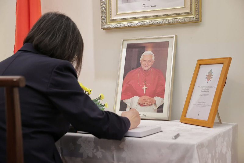 前羅馬天主教教宗本篤十六世（Benedict XVI）去年12月底辭世，總統蔡英文13日前往教廷駐台大使館，向榮休教宗本篤十六世致哀。（總統府提供）中央社記者溫貴香傳真  112年1月13日