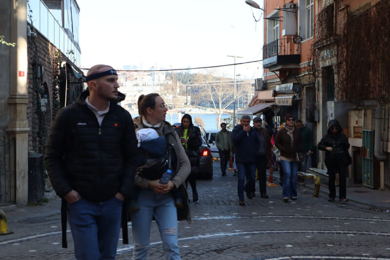 土耳其因植髮價格實惠、免簽入境以及距西亞、北非及歐洲大部分地區不遠等因素，吸引愈來愈多外國客到當地重拾茂密風采。伊斯坦堡街頭常見頭頂有細小紅點、裹著繃帶的男性。中央社記者鍾佑貞伊斯坦堡攝 111年1月13日