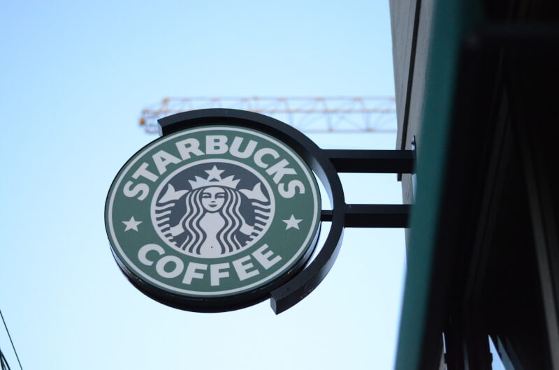 連鎖咖啡龍頭星巴克11日宣布自1月30日開始，西雅圖總部員工每週必須進公司3天。（圖取自Pixabay圖庫）