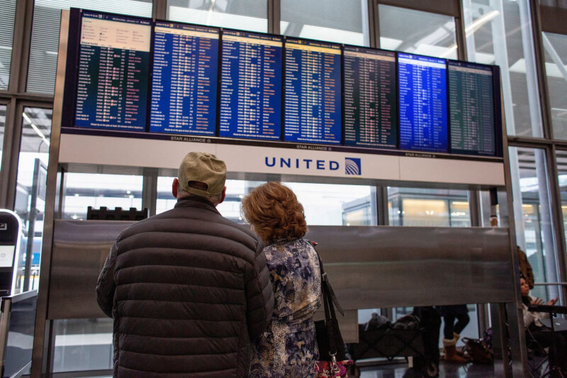 美國聯邦航空總署11日系統故障，導致全美超過1萬1000架航班停飛。圖為民眾11日在美國芝加哥歐海爾國際機場等待航班恢復。（路透社）