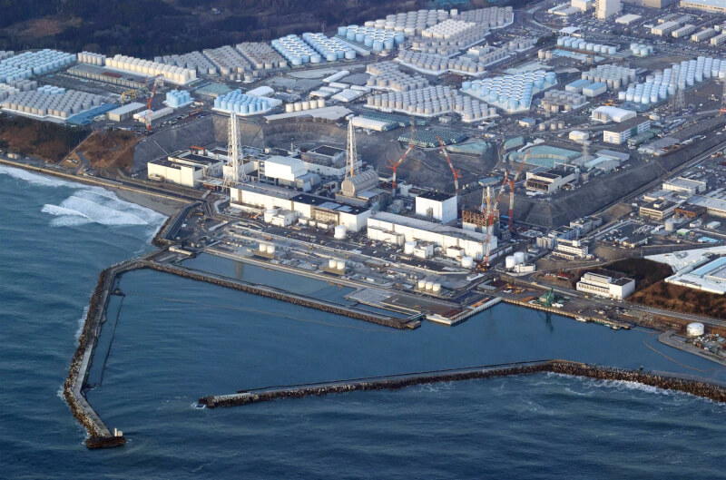 日本擬春夏之際排放福島核電廠含氚核廢水，原能會主委推估，1年至1年半後將有少部分放射性物質進入台灣海域附近。圖為福島第一核電廠。（共同社）