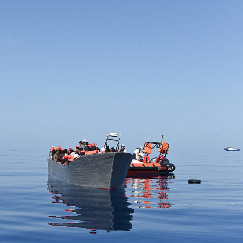 無國界醫生船隻救援非法移民抵達義大利，遭港務單位要求泊靠遙遠的安科納港。圖為無國界醫生去年11月在地中海救援移民。（圖取自facebook.com/msfinternational）