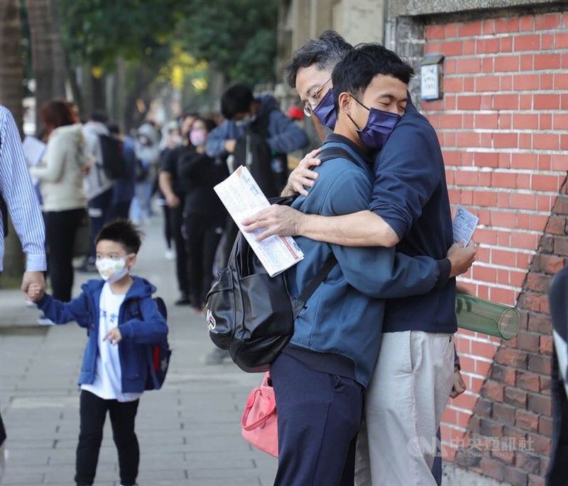 112學年度學測13日登場，家長在考場外與考生擁抱，為考生加油打氣。中央社記者謝佳璋攝 112年1月13日