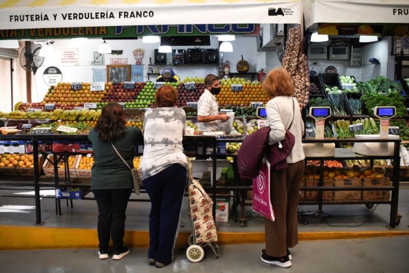 阿根廷的通貨膨脹率在截至2月的一年內達到102.5%，創下32年來的新高紀錄。圖為布宜諾斯艾利斯民眾購買蔬果。（路透社）
