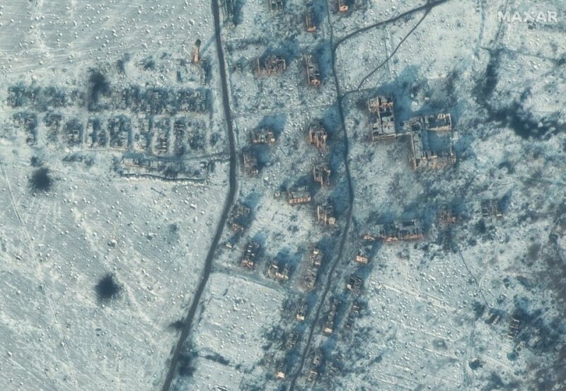 圖為烏克蘭東部鹽鎮蘇勒答爾10日學校和建築物遭砲擊的衛星影像。（Maxar Technologies Handout via路透社）