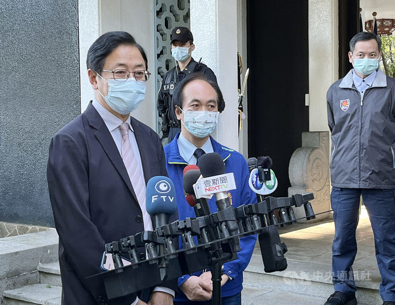 前總統蔣經國逝世35週年,桃園市長張善政(左)13日上午至大溪頭寮陵寢謁陵後受訪表示,將把兩蔣園區的發展藍圖做得更具體。中央社記者葉臻攝 112年1月13日