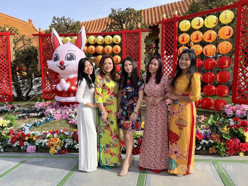位在洛杉磯近郊的佛光山西來寺13日公布農曆春節布置，越南裔加州居民Thanh（左1）與朋友穿著越南傳統服飾，在兔年花燈前提前感受新年氣氛。中央社記者林宏翰洛杉磯攝  112年1月14日
