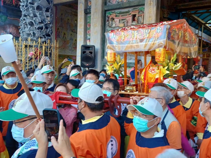 傳承近200年的國家重要民俗「東山碧軒寺迎佛祖暨遶境」14日登場，今年再次開放信眾隨香，數千人陪伴「正二媽」走上古香路，徒步總里程14.6公里。（台南市政府提供）中央社記者張榮祥台南傳真  112年1月14日