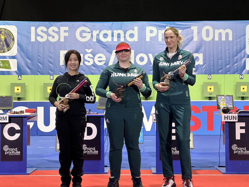 在斯洛維尼亞舉辦的射擊大獎賽，單兵出擊的台灣女將「證件妹」吳佳穎（左）在女子10公尺空氣手槍拿下銀牌，也是她連續兩年在新年首場國際賽拿下獎牌。（吳佳穎提供）中央社記者龍柏安傳真  112年1月14日