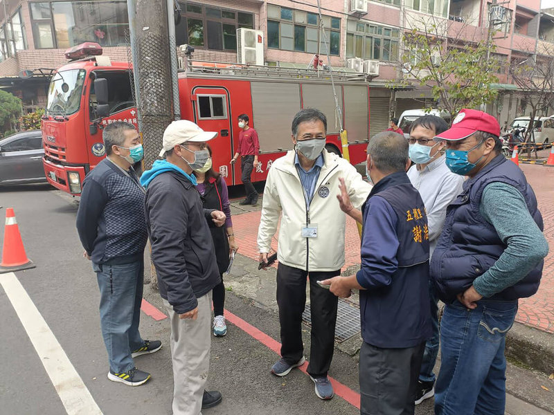 桃園市中壢區五權里13日有自來水管破裂漏水，經發局表示，由於上午自來水公司在搶修另一處路基掏空問題，14日才針對五權里水管爆裂漏水進行搶修，下午4時停水2366戶，預計晚間8時恢復供水；經發局長張誠（白色外套者）親自到場了解狀況。（桃園市經發局提供）中央社記者葉臻傳真  112年1月14日