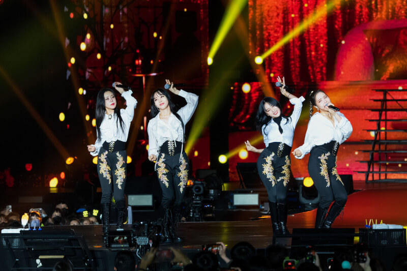 韓國女團MAMAMOO訪台開唱，14日晚間在林口體育館熱情飄歌，不只帶來經典歌曲，更大秀中文和歌迷粉絲互動。（遠雄創藝提供）中央社記者王心妤傳真 112年1月14日