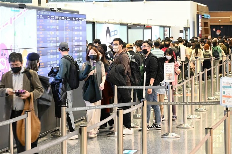 圖為1月14日機場出境旅客大排長龍。（中央社檔案照片）