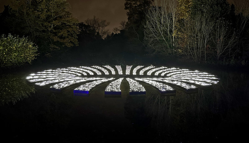 英國知名設計藝術媒體Wallpaper於2022年12月推薦倫敦最美7個耶誕賞燈地點，大倫敦地區植物園「邱園」展出的燈光藝術作品「幻象－洞」獲點名。打造它的，是來自高雄的創作團隊「有用主張」。（有用主張提供）中央社記者陳韻聿倫敦傳真 112年1月14日
