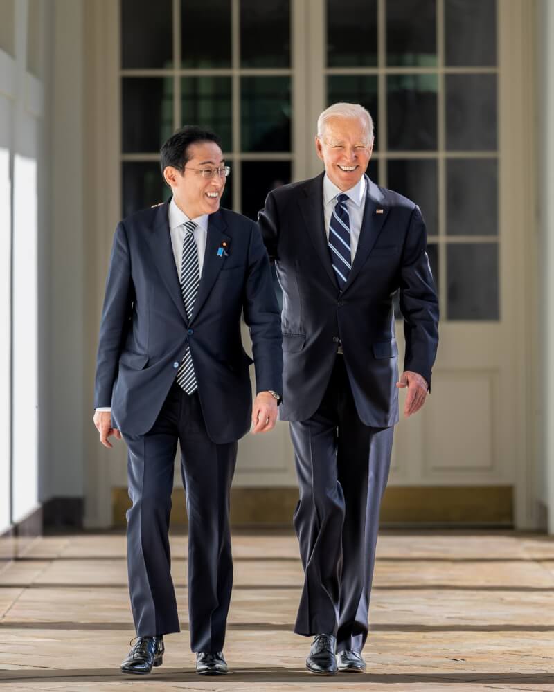 美國總統拜登（右）13日與日相岸田文雄（左）會談，討論對中國半導體出口管制議題。（圖取自facebook.com/POTUS）