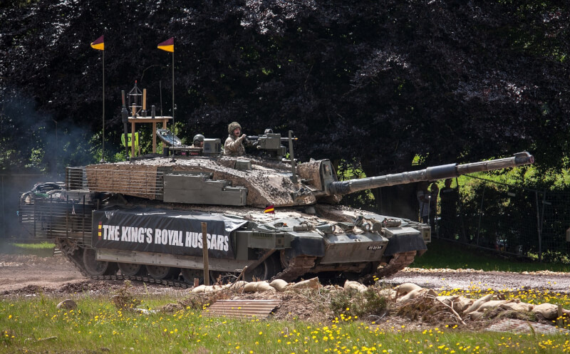 圖為英國陸軍挑戰者2型坦克。（圖取自維基共享資源；作者：Simon Q，CC BY 2.0）