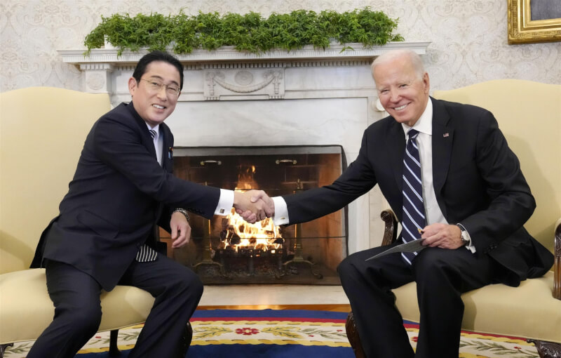 日本首相岸田文雄13日在華府與美國總統拜登會談前握手。（共同社）