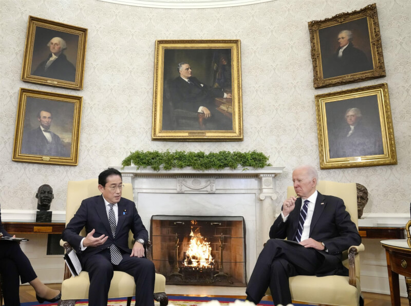 美國總統拜登（右）與日本首相岸田文雄13日舉行雙邊會談。（共同社）