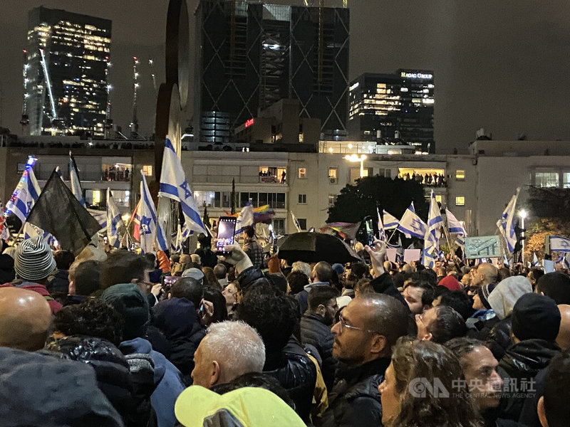 以色列人民14日晚上在幾個城市發起大規模反政府示威。數萬民眾聚集特拉維夫的國家戲劇院和音樂廳前的哈比馬廣場（Habima Square）抗議極端政府藐視民主體系所提出的司法改革計劃。中央社記者賴素芬攝  112年1月15日
