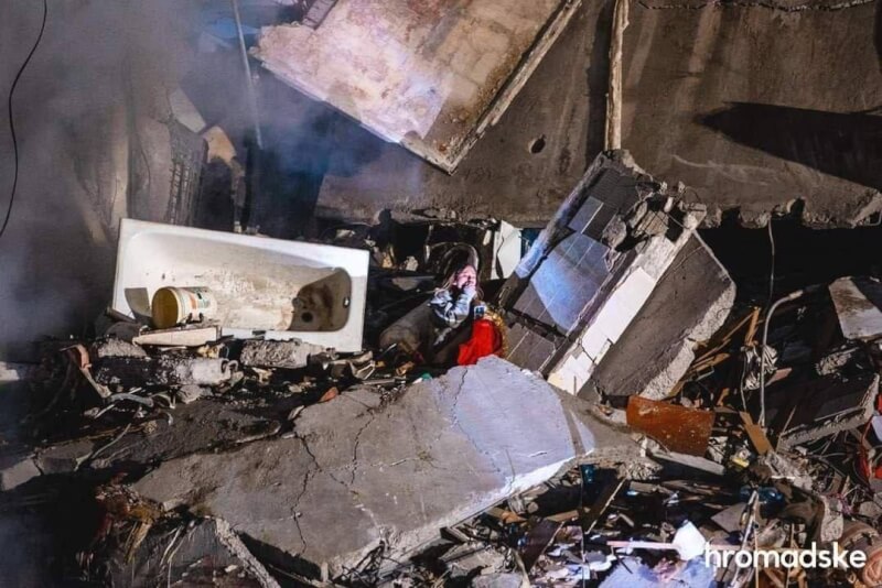 烏克蘭國防部發布一張照片震驚國際，照片中一名倖存的23歲女子癱坐在被毀公寓的瓦礫堆中，她的父母仍困在瓦礫堆下，生死未卜。（圖取自twitter.com/DefenceU）