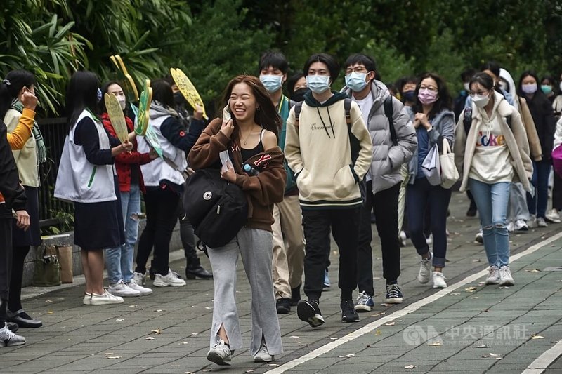 112學年度學科能力測驗（學測）15日進入第3天，上午考數學B，下午考社會。學生上午至師大附中試場，看到加油團露出開心笑容準備應試。中央社記者裴禛攝  112年1月15日